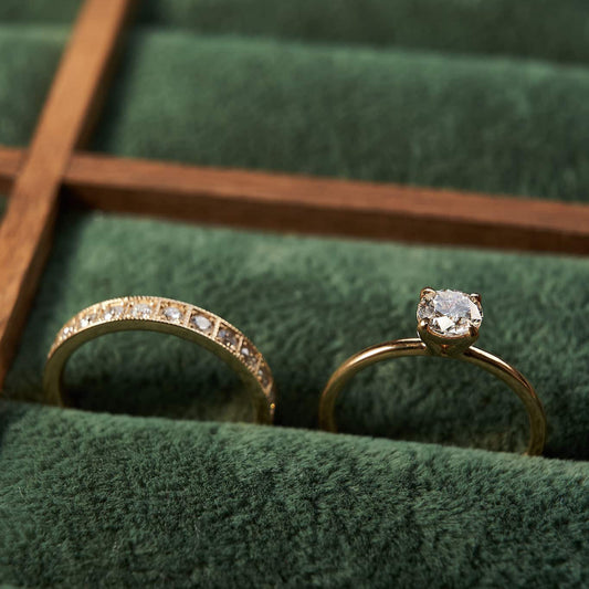 Сет золотих каблучок з діамантами