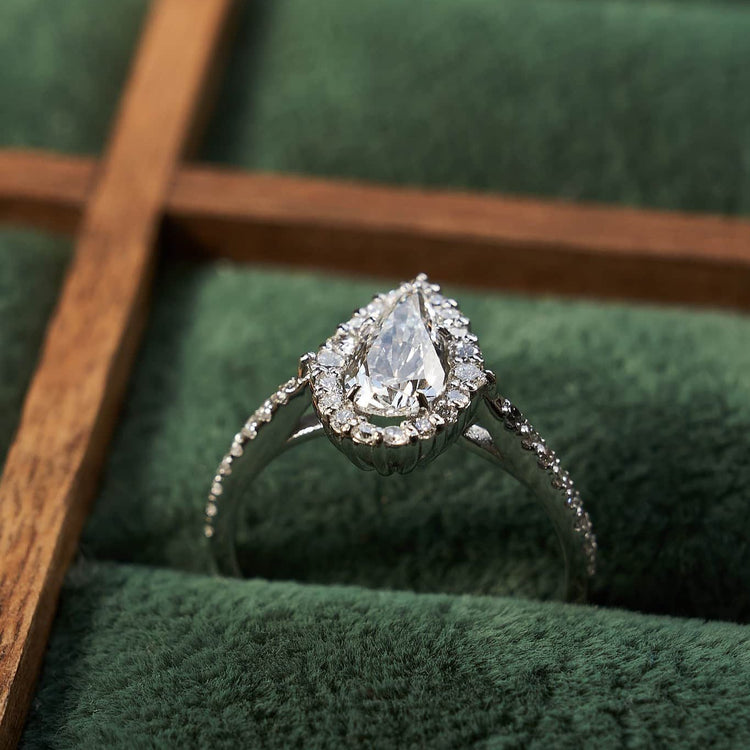 Каблучка з діамантом Pear 0,7 ct