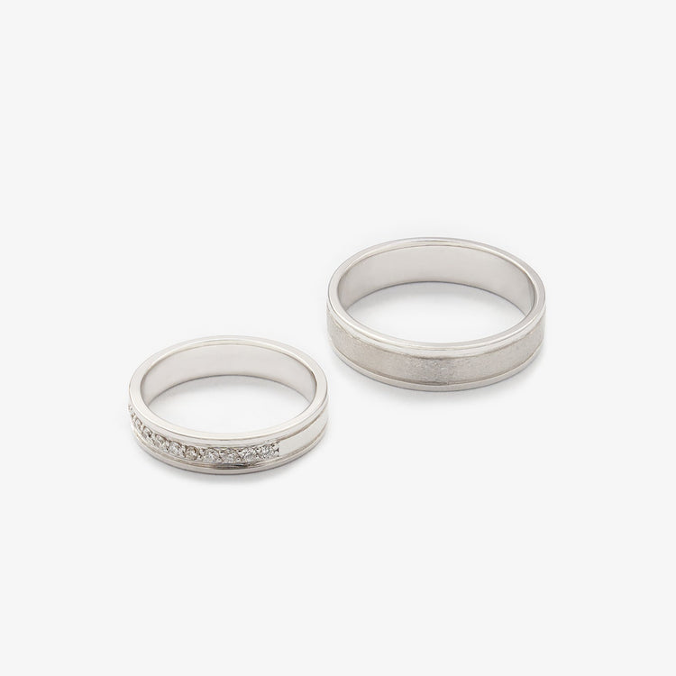 Пара обручок з діамантами