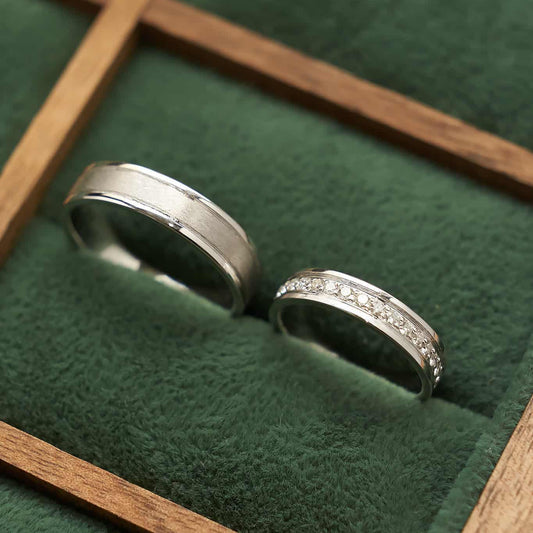 Золота каблучка з діамантами