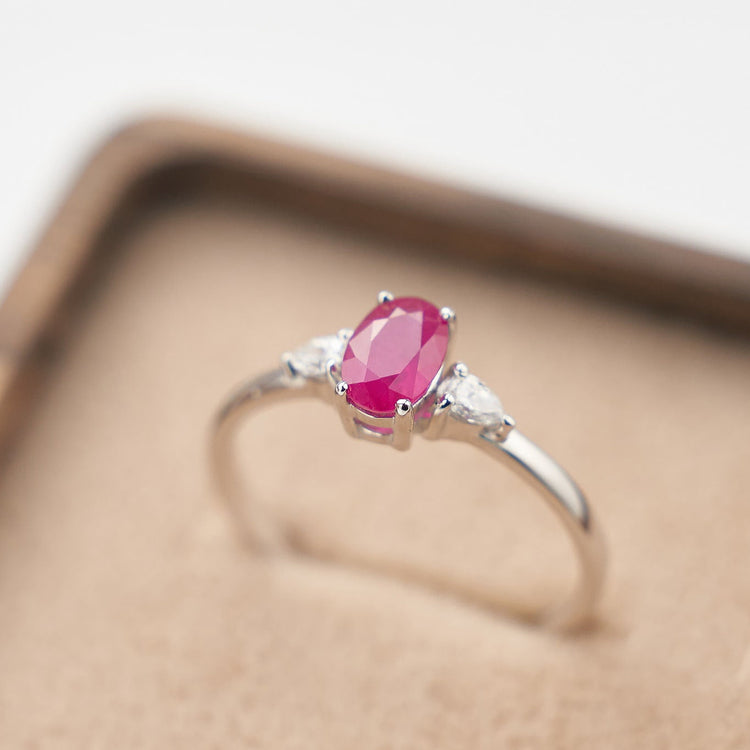 Золота каблучка з рубіном та діамантами