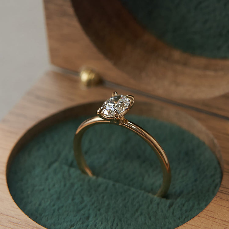 Каблучка з діамантом Oval 0,5 ct