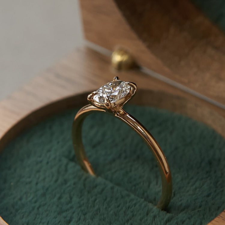 Каблучка з діамантом Oval 0,5 ct