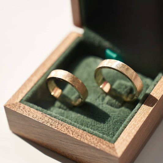 Пара обручок з діамантами