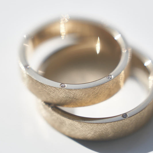 Пара обручок з діамантами