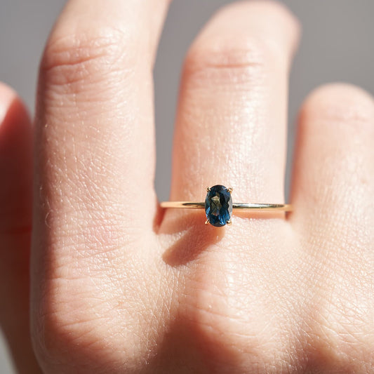 Золота каблучка з топазом