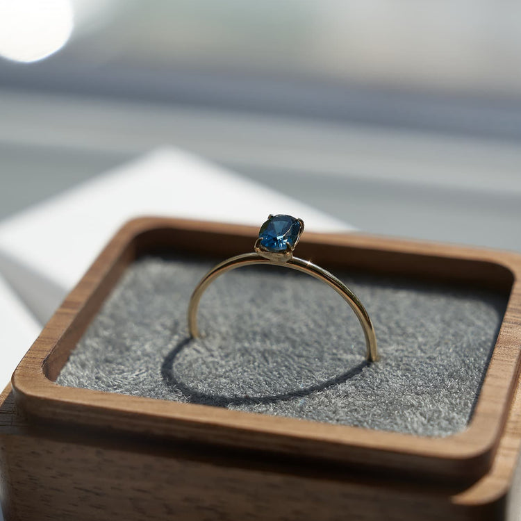Золота каблучка з лондонським синім топазом