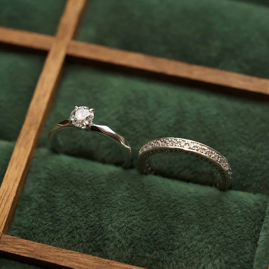 Сет золотих каблучок з діамантами