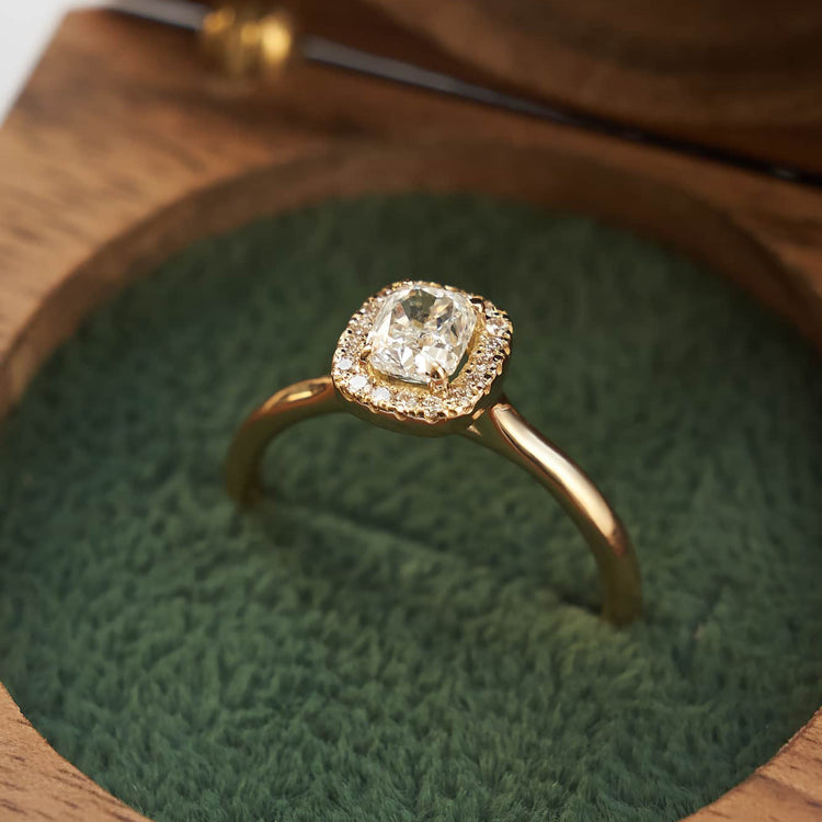 Каблучка з діамантом Cushion 0,5 ct