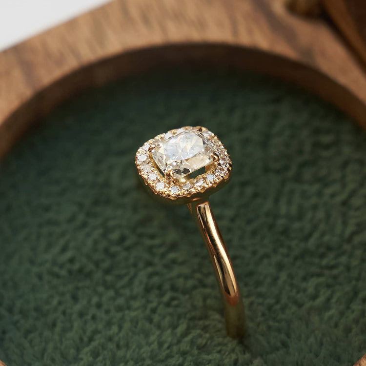 Каблучка з діамантом Cushion 0,5 ct