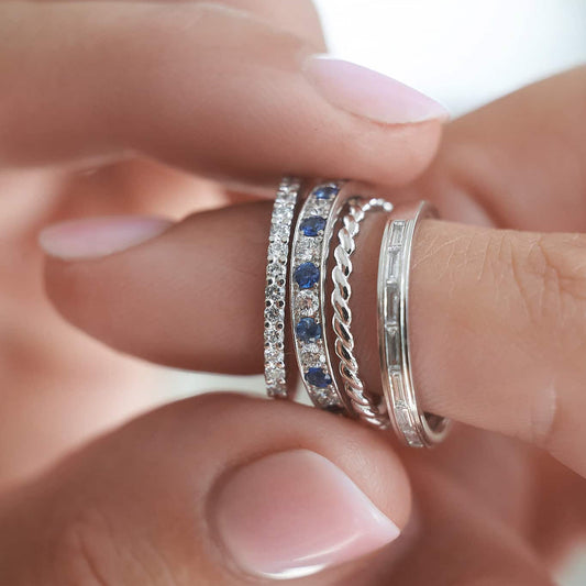 Сет золотих каблучок з діамантами та сапфірами