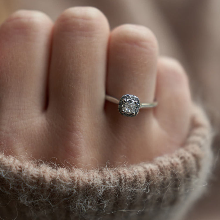 Каблучка з діамантом Cushion 0,5 ct