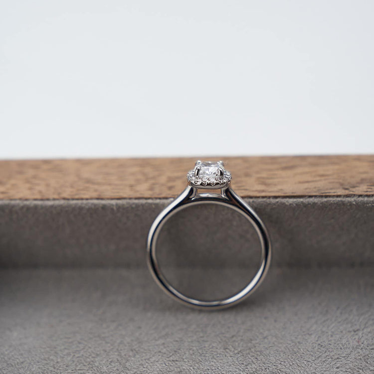 Каблучка з діамантом Cushion 0,5 ct