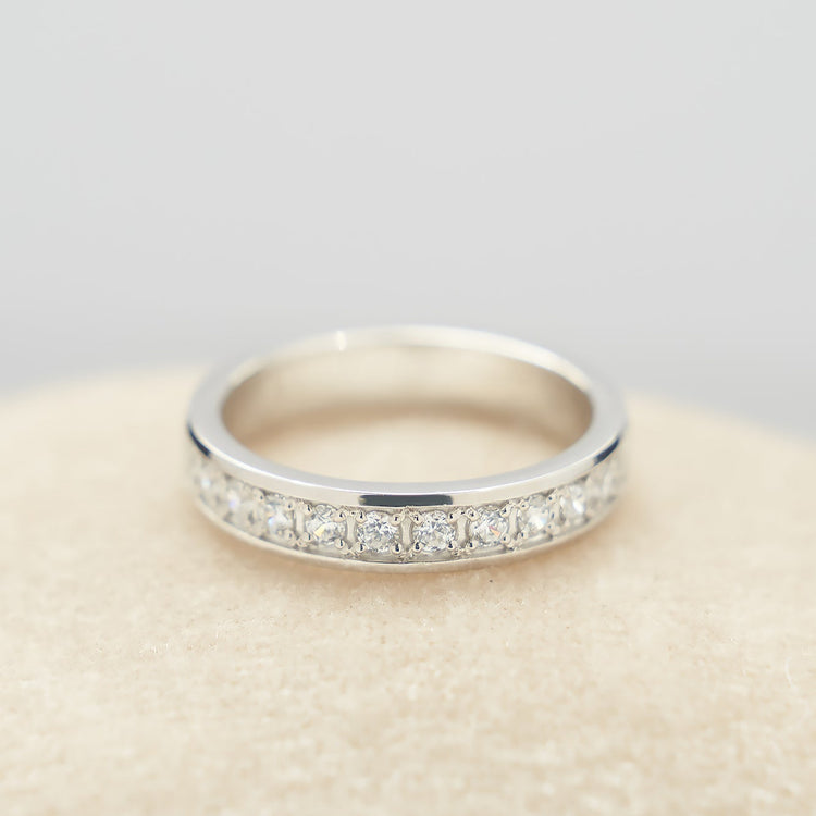 Золота каблучка з діамантами