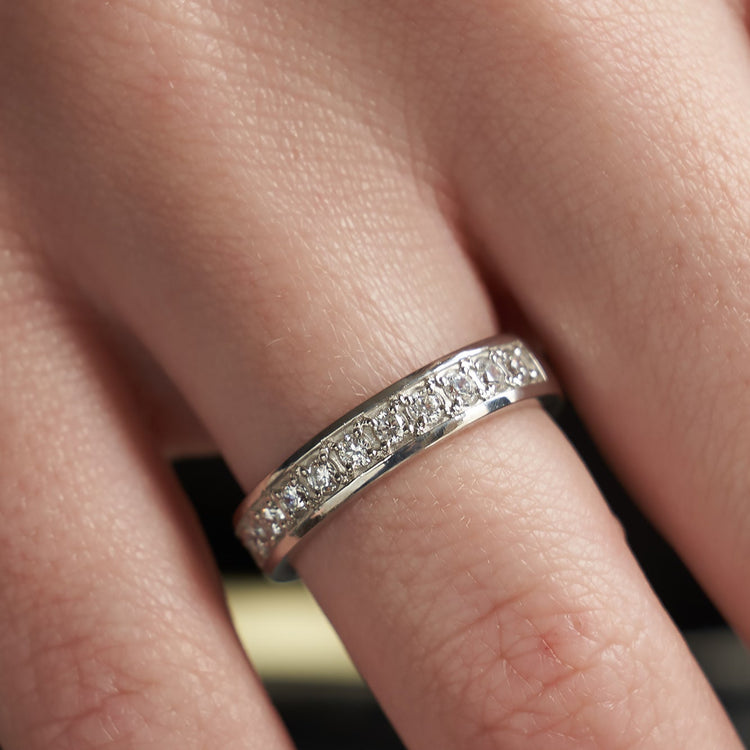 Золота каблучка з діамантами