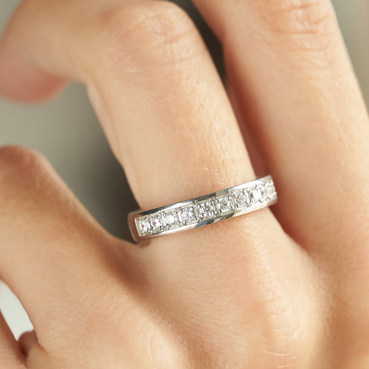 Золота каблучка з діамантами