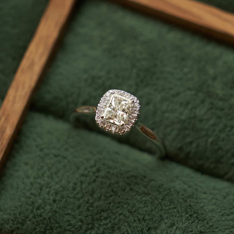 Каблучка з діамантом Radiant 0,5 ct