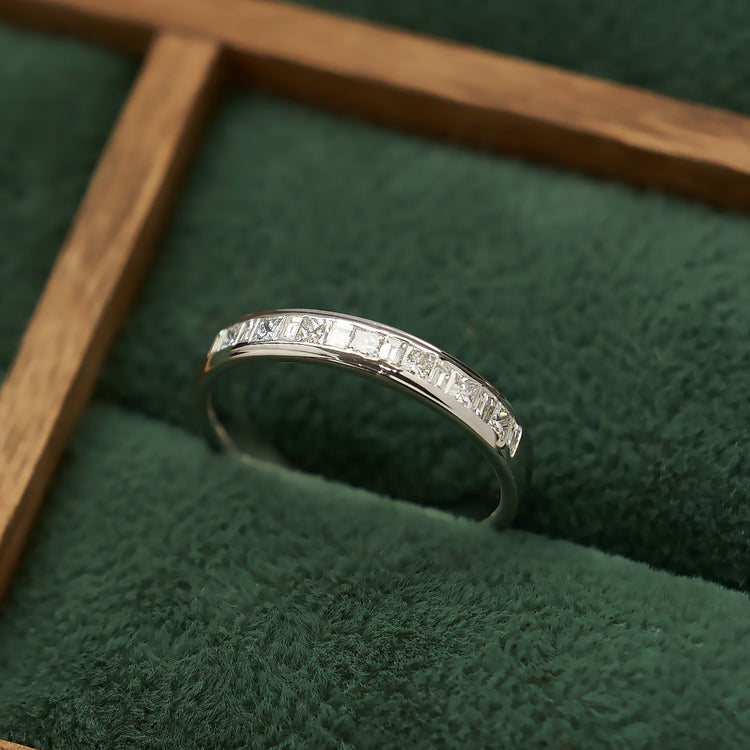 Золота каблучка з діамантами огранки Багет та Принцеса