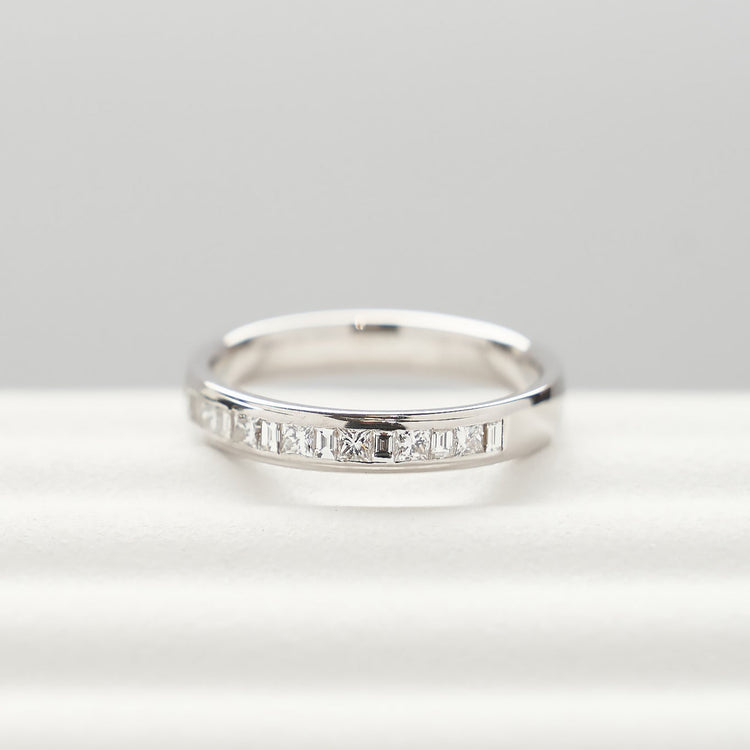 Золота каблучка з діамантами огранки Багет та Принцеса