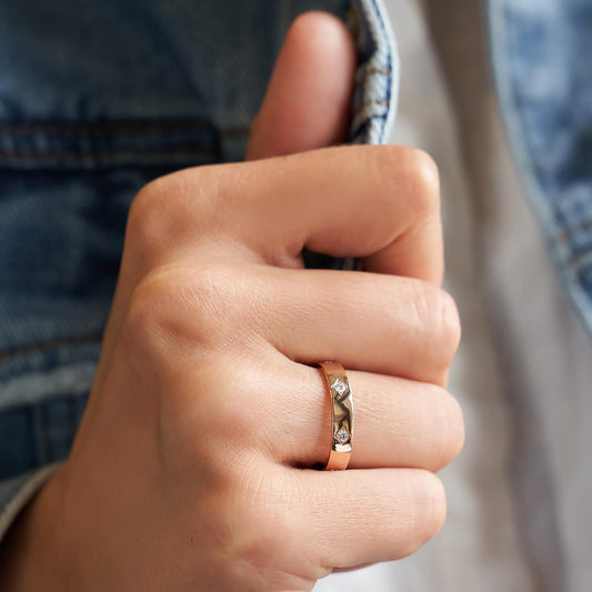 Золота каблучка з діамантами