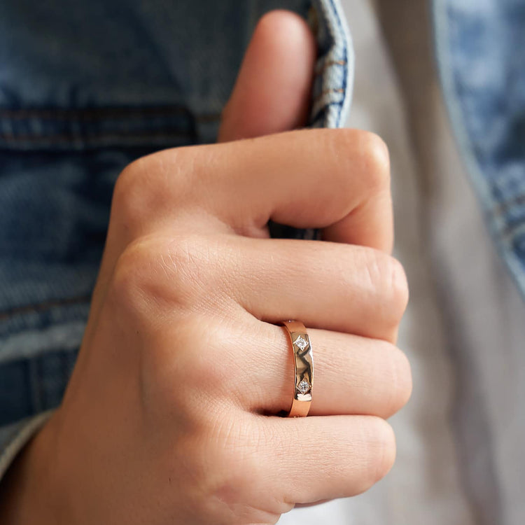 Золота каблучка з діамантами