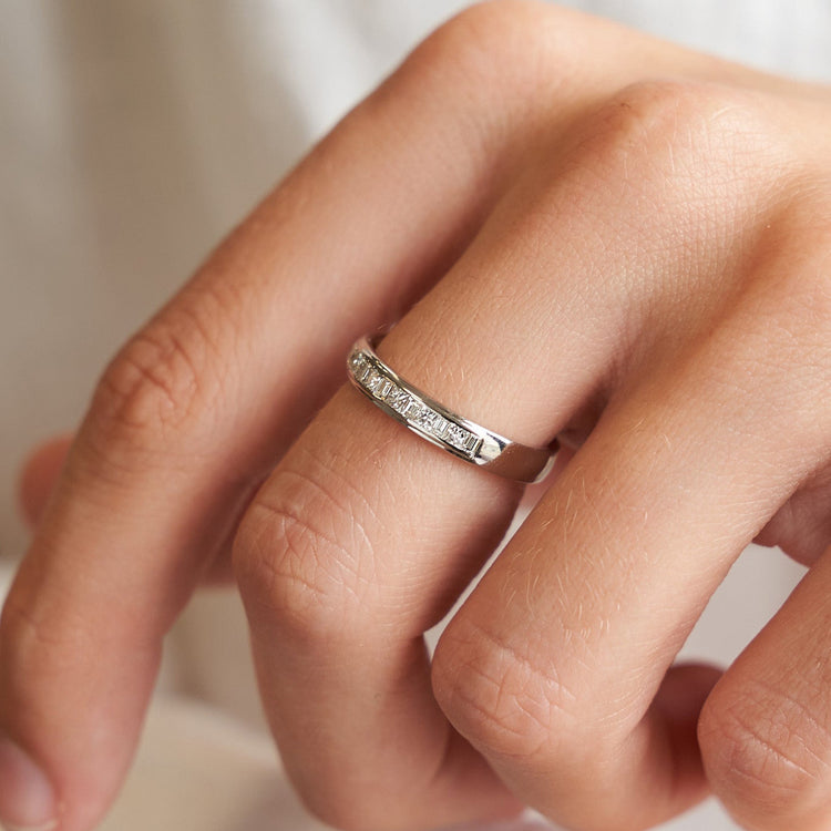 Золота каблучка з діамантами огранки Багет та Принцеса