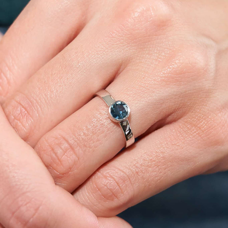 Каблучка з сапфіром огранки Round 0,6 ct
