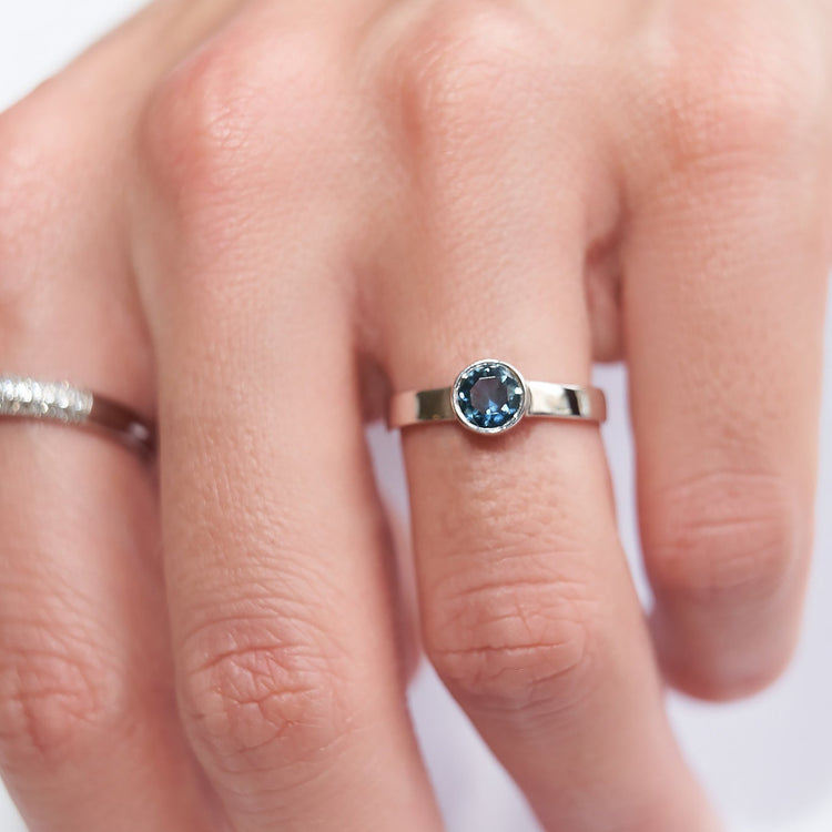 Каблучка з сапфіром огранки Round 0,6 ct
