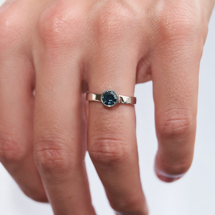 Каблучка з сапфіром огранки Round 0,6 ct