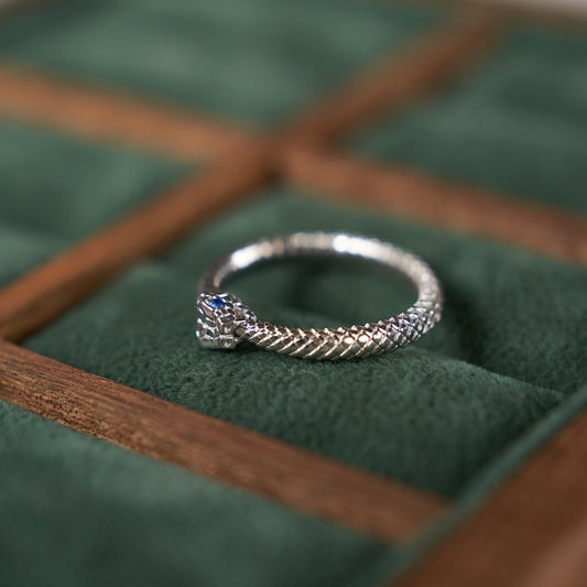 Золота каблучка з сапфірами