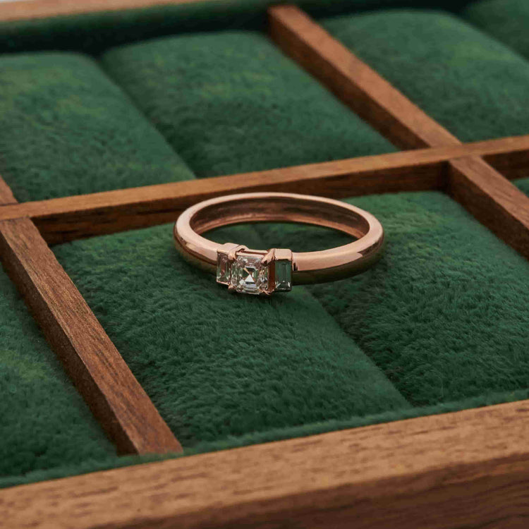 Каблучка з діамантом Asscher 0,3 ct та діамантами Baguettes