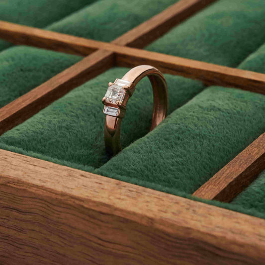 Каблучка з діамантом Asscher 0,3 ct та діамантами Baguettes