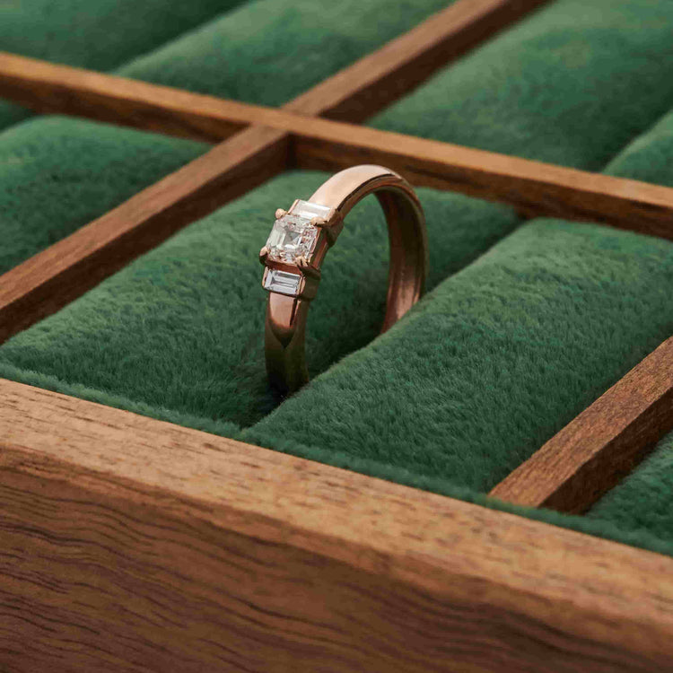 Каблучка з діамантом огранки Asscher 0,3 ct та діамантами Baguettes