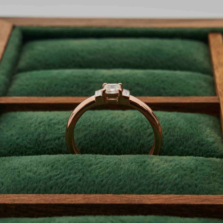 Каблучка з діамантом Asscher 0,3 ct та діамантами Baguettes