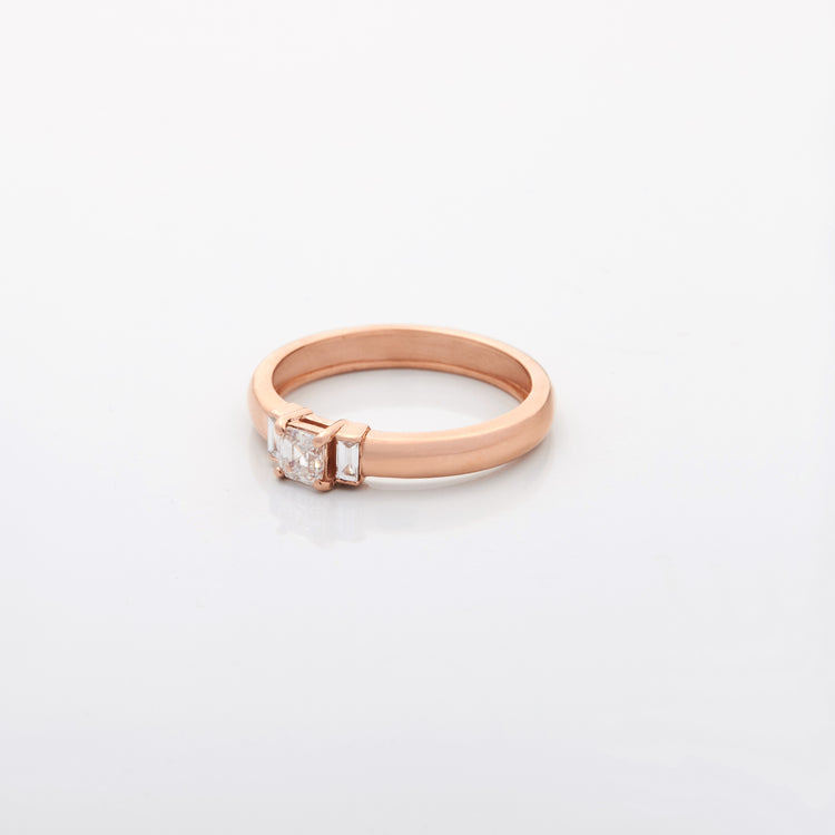 Каблучка з діамантом Asscher 0,3 ct та діамантами Baguettes