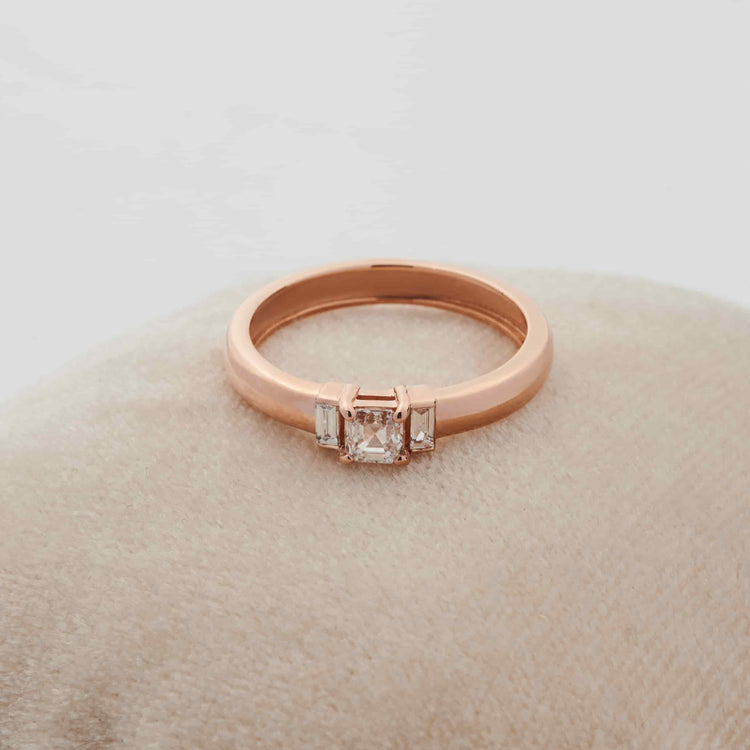 Каблучка з діамантом Asscher 0,3 ct та діамантами Baguettes