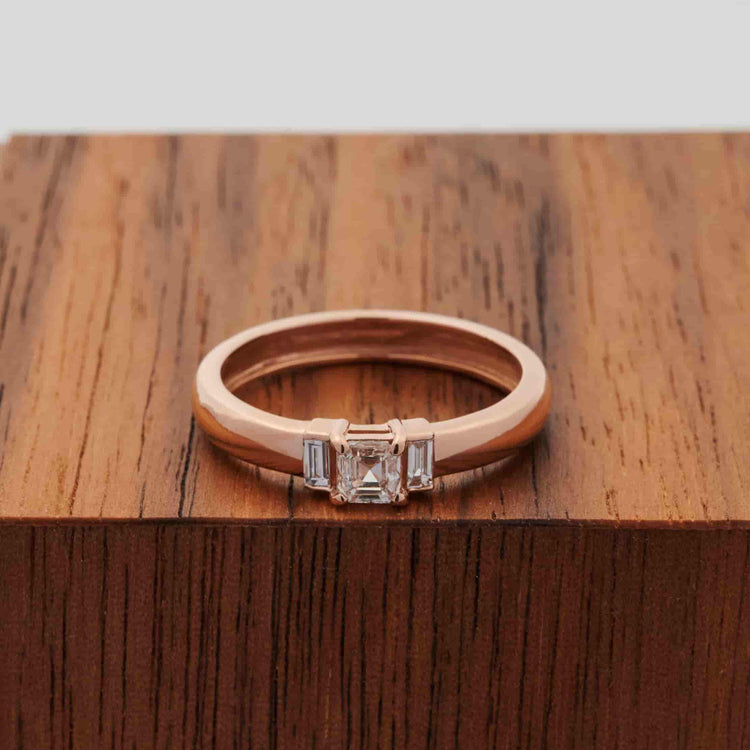 Каблучка з діамантом Asscher 0,3 ct та діамантами Baguettes