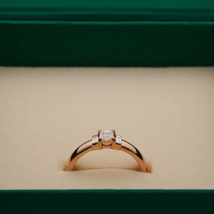 Каблучка з діамантом Asscher 0,3 ct та діамантами Baguettes