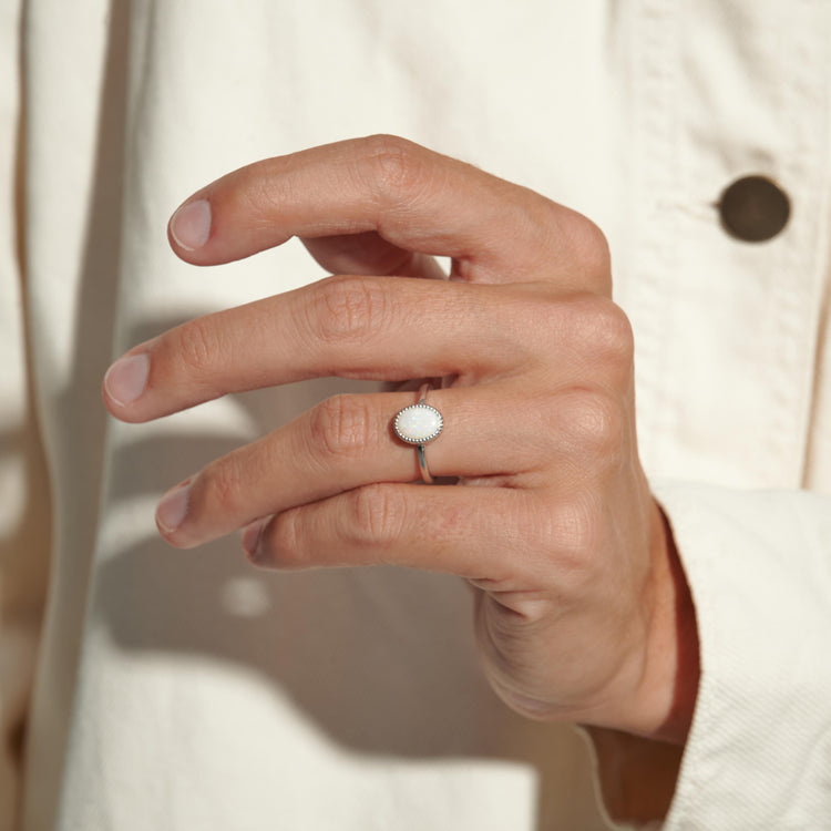 Золота каблучка з опалом