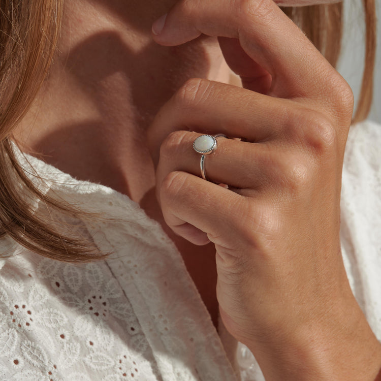 Золота каблучка з опалом