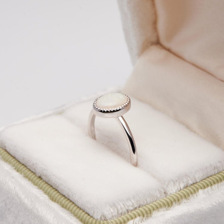 Золота каблучка з опалом