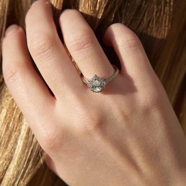 Каблучка з діамантом Pear 0,7 ct