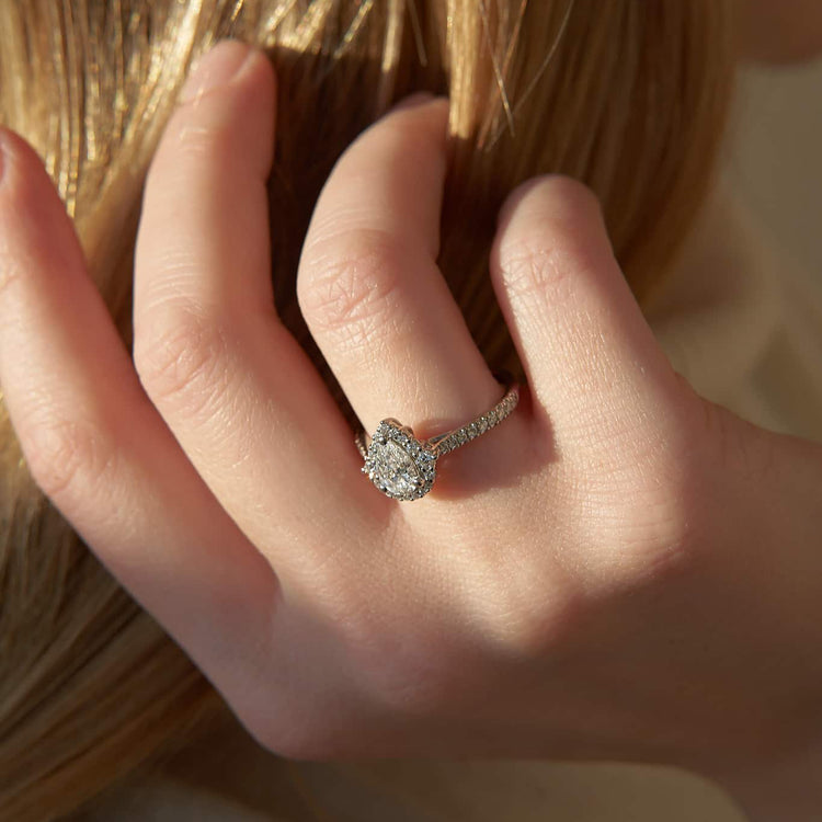 Каблучка з діамантом Pear 0,7 ct