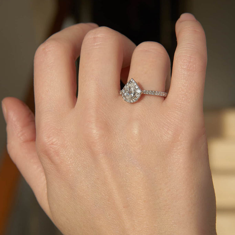 Каблучка з діамантом Pear 0,7 ct