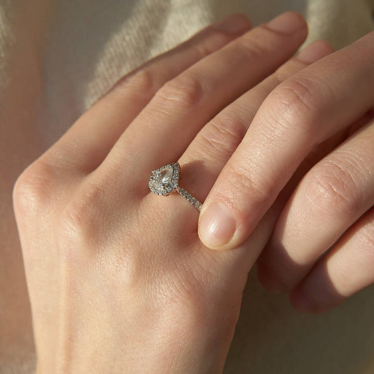 Каблучка з діамантом Pear 0,7 ct