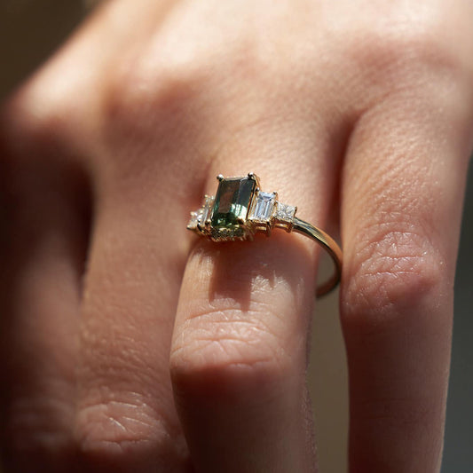 Золота каблучка з сапфіром та діамантами