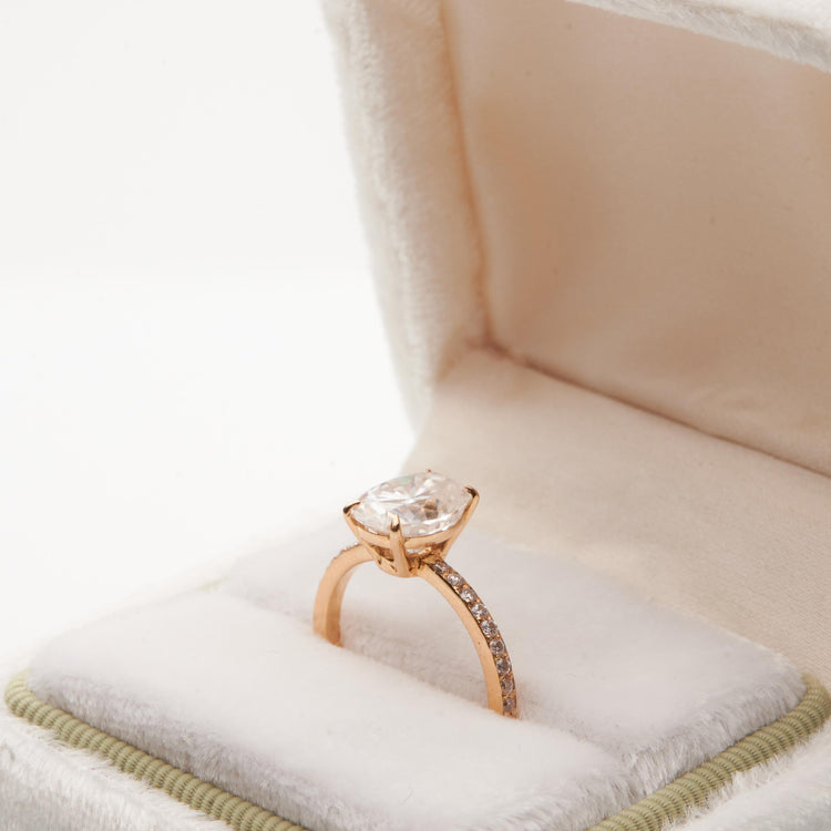 Золота каблучка з діамантом Oval 2 ct