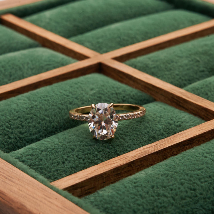 Золота каблучка з діамантом Oval 2 ct