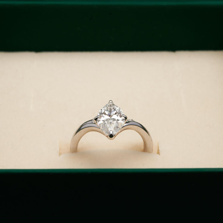 Золота каблучка з діамантом Marquise 2 ct
