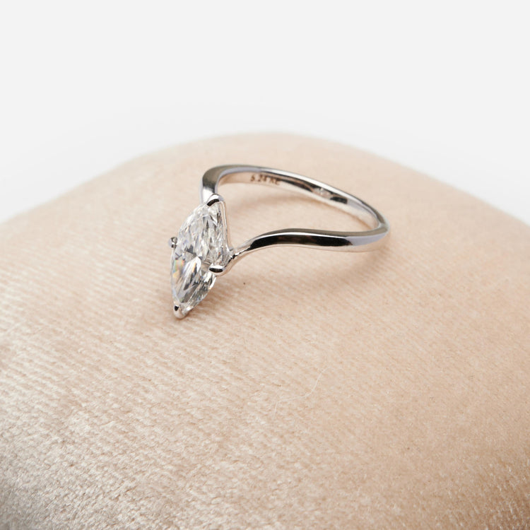 Золота каблучка з діамантом Marquise 2 ct